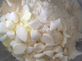 液种玫瑰棉花糖肉松吐司,所有主面团材料除黄油外一起揉面，棉花糖可以剪碎一点