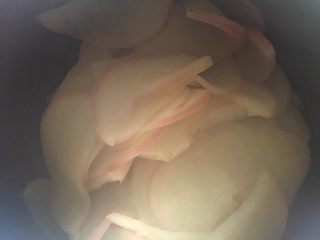 液种玫瑰棉花糖肉松吐司,捞出沥干水分