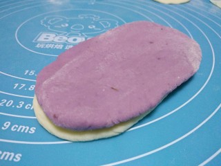 萌萌兔小馒头,取一片白色面片放在底部，上面放一片紫薯面片。