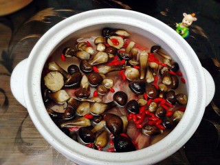 冬季一锅出+红鲟蒸红薯粉+简骨鸡枞菌萝卜汤,把食材放在砂锅里加入清水，盐，料酒