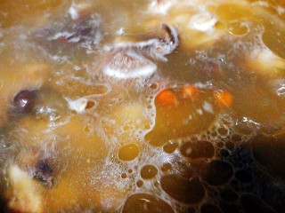 冬季一锅出+红鲟蒸红薯粉+简骨鸡枞菌萝卜汤,简骨汤现半熟状态，