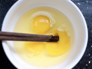 洋葱黑木耳炒鸡蛋,鸡蛋打入碗中