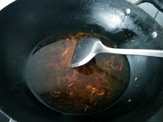 快手麻辣烫,锅里加入一碗清水。
