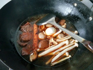 快手麻辣烫,把装丸子，香菇的那一盘菜倒入锅中，大火烧开，并加入适量的盐。