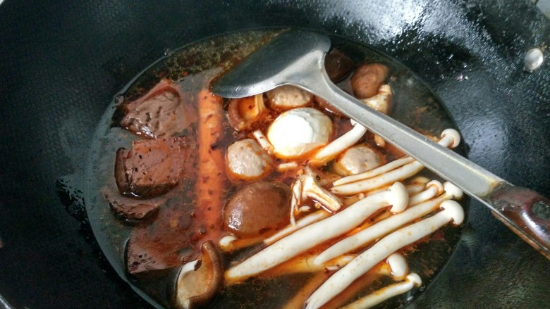 快手麻辣烫,把装丸子，香菇的那一盘菜倒入锅中，大火烧开，并加入适量的盐。