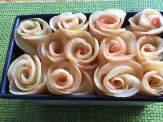 液种玫瑰棉花糖肉松吐司,把苹果花安放进去，调整花型花瓣
