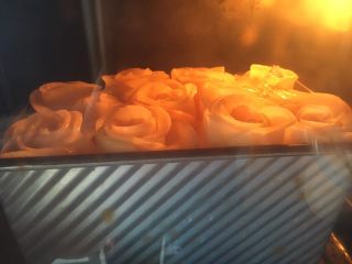 液种玫瑰棉花糖肉松吐司,烤箱预热180度烤约40分钟
