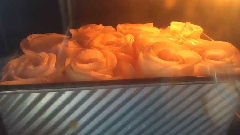 液种玫瑰棉花糖肉松吐司,烤箱预热180度烤约40分钟