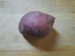 剩米饭紫薯泥卷,准备紫薯一个。