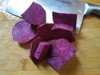 剩米饭紫薯泥卷,紫薯洗净去皮，切小块。