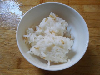 剩米饭紫薯泥卷,在蒸紫薯过程中，从冰箱拿出剩米饭。