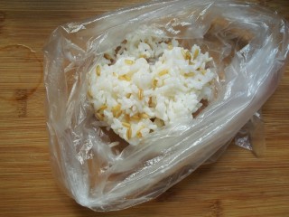 剩米饭紫薯泥卷,把剩米饭倒入一个保鲜袋中。