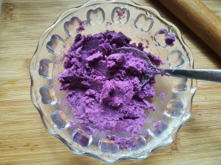 剩米饭紫薯泥卷,把蒸熟的紫薯倒入碗中压成泥。（实际紫薯只用啦半个，蒸熟被我直接吃啦一半，因为我剩饭比较少）。