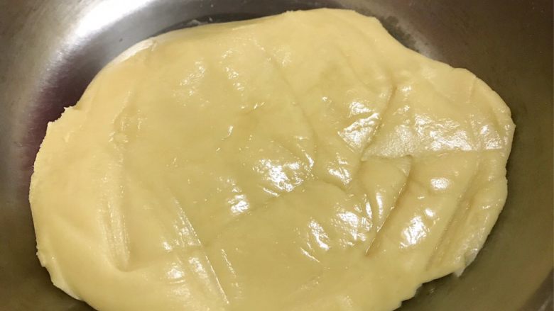 广式豆沙蛋黄月饼,用刮刀混合成均匀成团，状态如图
