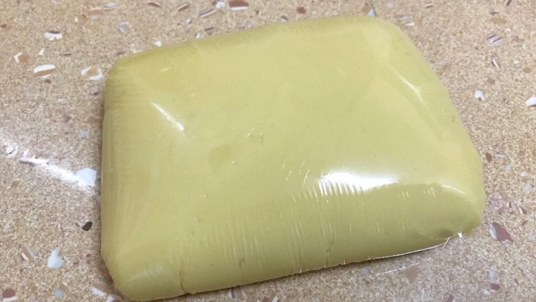 广式豆沙蛋黄月饼,用保鲜膜包好放至室温松弛两小时