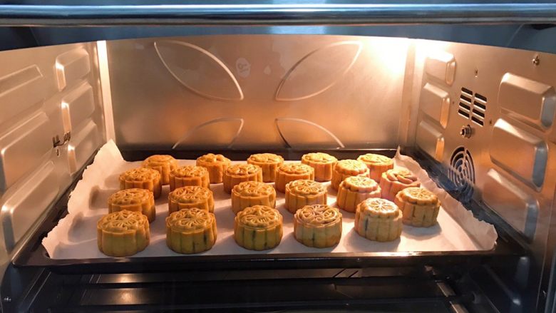 广式豆沙蛋黄月饼,继续用烤箱180度烘烤15分钟，表面上色即可