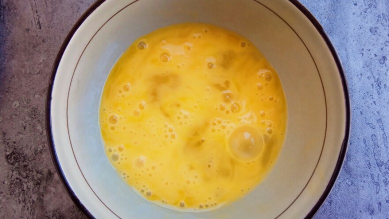 花式米饭之爱心蛋包饭,鸡蛋打散备用