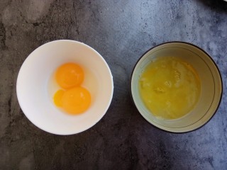 花式米饭之爱心蛋包饭,再准备鸡蛋，将蛋黄和蛋清分离