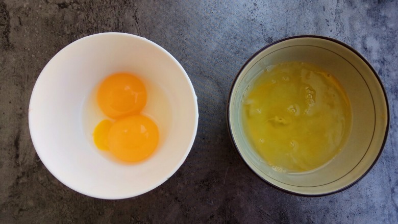 花式米饭之爱心蛋包饭,再准备鸡蛋，将蛋黄和蛋清分离