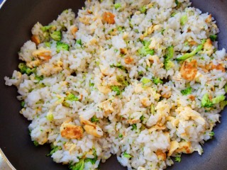花式米饭之爱心蛋包饭,倒入剩米饭翻炒