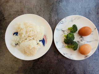 花式米饭之爱心蛋包饭,首先准备食材：剩米饭、鸡蛋、西兰花，其实就是做蛋炒饭，我加了一些西兰花