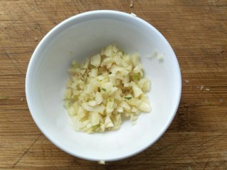 凉拌青萝卜,把蒜末放在一个小碗里。