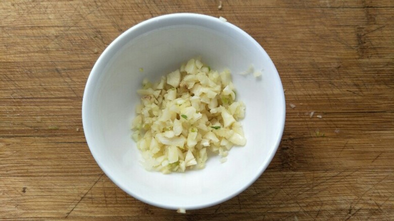 凉拌青萝卜,把蒜末放在一个小碗里。