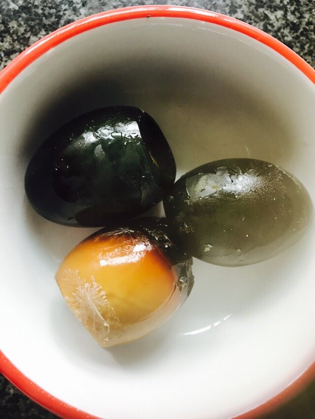 青椒皮蛋,捞起后放入凉水冷却后，剥壳。