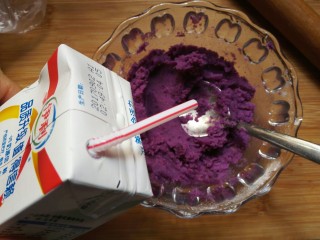 剩米饭紫薯泥卷,再倒入适量牛奶，喜欢甜可以加入白糖，个人不喜欢所以没加（也可以加入炼奶）。