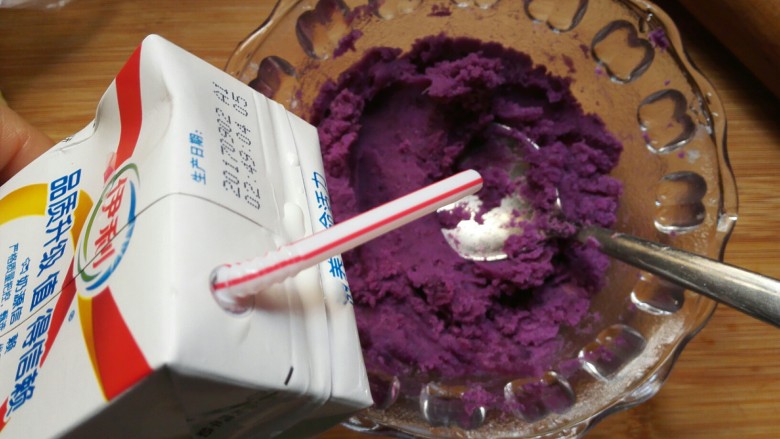 剩米饭紫薯泥卷,再倒入适量<a style='color:red;display:inline-block;' href='/shicai/ 219'>牛奶</a>，喜欢甜可以加入白糖，个人不喜欢所以没加（也可以加入炼奶）。