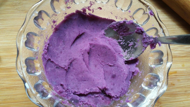 剩米饭紫薯泥卷,把倒入的牛奶和紫薯泥搅拌均匀。