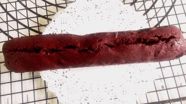 红丝绒可可夹心香草磅蛋糕
（无泡打粉版）,取出烤好的夹层，冷却一会脱模。
