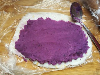 剩米饭紫薯泥卷,把紫薯泥均匀的摸在饭皮上。