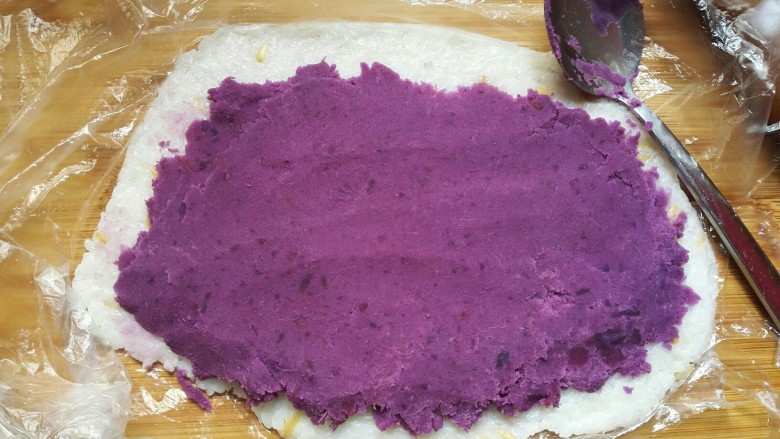 剩米饭紫薯泥卷,把紫薯泥均匀的摸在饭皮上。
