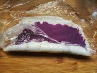 剩米饭紫薯泥卷,从一端卷起。