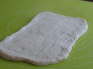 红糖核桃小面包,将松弛好的面团擀成长约17厘米宽约11厘米的长方形