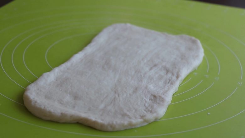 红糖核桃小面包,将松弛好的面团擀成长约17厘米宽约11厘米的长方形