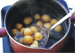 香煎椒盐小土豆,煮至筷子能戳动的状态捞出，大约15分钟;