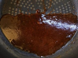 黑椒巴沙鱼意面,一起放入之前煎鱼的锅里，小火翻炒均匀至砂糖融化
