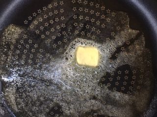 黑椒巴沙鱼意面,煮面期间，平底锅放黄油小火融化