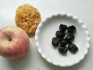 苹果银耳蜜枣羹,准备食材:苹果一个，银耳一个，蜜枣8颗。