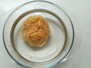 苹果银耳蜜枣羹,把银耳放在玻璃碗中加入水浸泡。