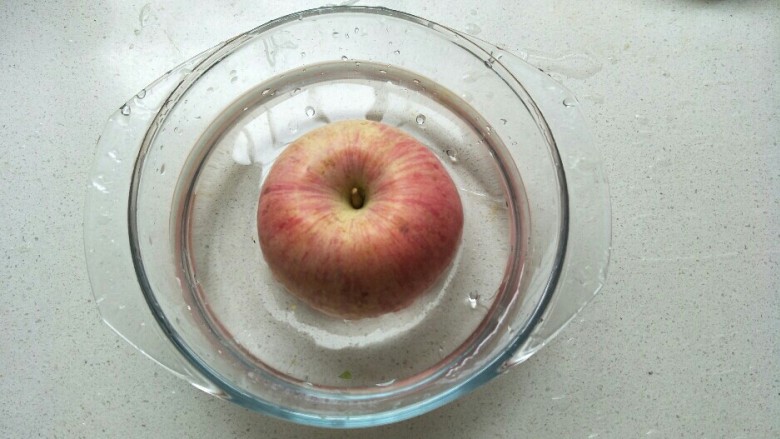 苹果银耳蜜枣羹,苹果用水洗净。