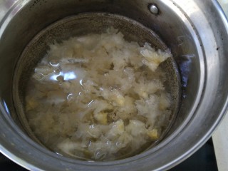 苹果银耳蜜枣羹,烧开后加入银耳煮大概半个小时。