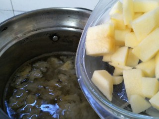 苹果银耳蜜枣羹,然后加入苹果和冰糖继续煮。