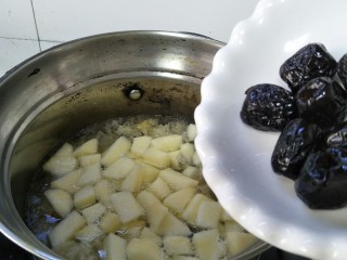苹果银耳蜜枣羹,接着加入蜜枣炖煮。如果时间够用就多煮会，直到炖煮的软糯，有胶状才更可口。