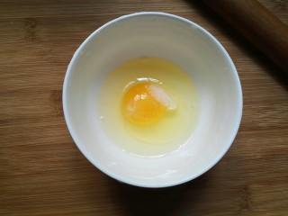 剩米饭紫薯泥卷,碗里打一个鸡蛋，加入少许盐。