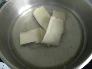 肉沫豆角豆腐丝,干豆腐放开水中煮一分钟