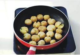 香煎椒盐小土豆,平底锅中倒入油，放入拍扁的小土豆煎至两面金黄色;