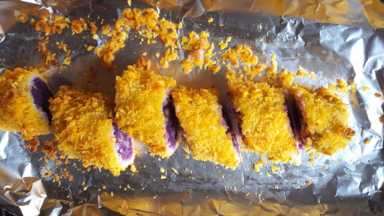 剩米饭紫薯泥卷,切成自己喜欢的大小。